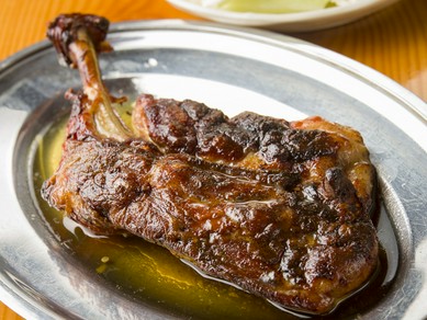 当店看板メニュー『骨付鳥　親鳥or若鳥』