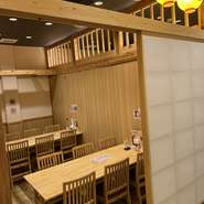 1Fに個室席（6名様まで対応）、2Fには50名様まで収容可能な座敷をご用意いたしました。