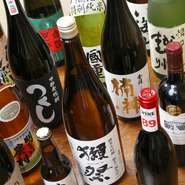 全国の地酒、こだわりの焼酎、果実酒など、お酒類も幅広く取りそろえています。日本酒と焼酎は、合わせて60～70本ほど。果実酒も、「梅の宿」や「濁濁（だくだく）大入り」など、10種ほど用意しています。