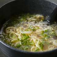 半日かけて出汁を取るスープが好評。飲んだあとにピッタリのさらりとあっさり味。数量限定メニューです。