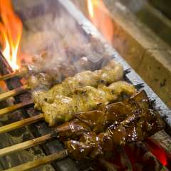 炭火の香りも香ばしくふっくら焼けた『焼き鳥各種』