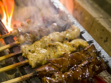 炭火の香りも香ばしくふっくら焼けた『焼き鳥各種』