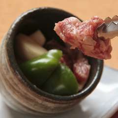 自家製のタレに漬け込んだ『壷漬けカルビ』