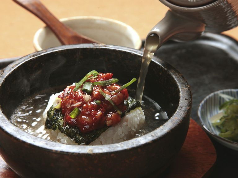 おにぎりにアツアツのスープをかけて『石焼チャンジャおにぎり』