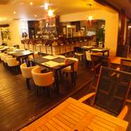 140インチのプロジェクターを設置した店内は、最大150名までのパーティーに対応。結婚式二次会や同窓会などもお任せください。二階にはキッズルームや50名様まで収容可能なお座敷もご用意しています。