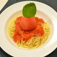 トマトの味を存分に味わっていただけるよう、丸ごとトッピング！　見た目もかわいいペペロンチーノ。トマトを崩しながら食べることで、トマトの風味や味わいがどんどん濃くなっていき、絶妙なテイストに！