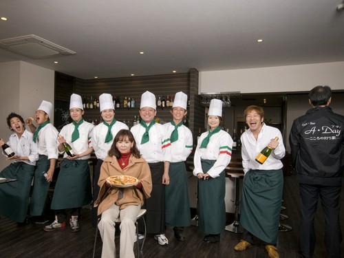 明るく元気なスタッフ。皆さまのお越しをお待ちしています