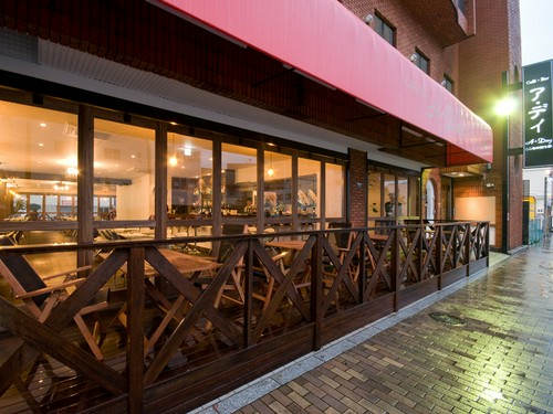 天気のいい日は、テラスでゆったりカフェタイムもおすすめです