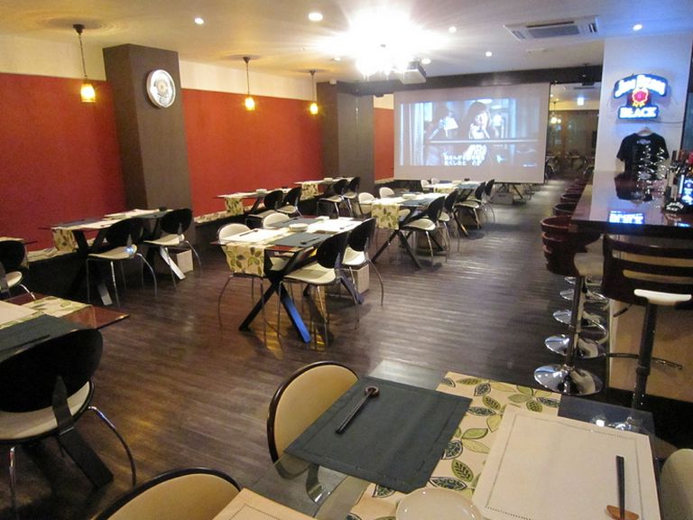 広々とした店内にテーブル席とバーカウンター席を完備!