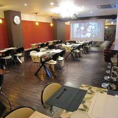 広々とした店内にテーブル席とバーカウンター席を完備！