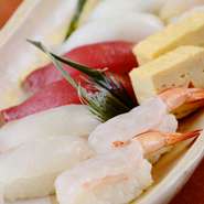 寿司一筋の板前藤村さんを筆頭に、自慢の職人たちがつくる海鮮料理は、大胆にして繊細。『じん兵えコロッケ』など、一品料理もおすすめです。