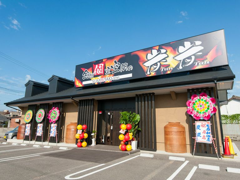 広々駐車場と、大きな看板が目印です！