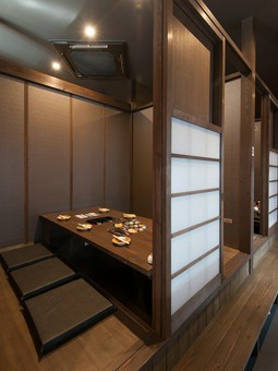 同窓会や接待に相応しい、落ち着いた雰囲気の個室空間