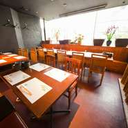 落ち着いた雰囲気でありながら、活気溢れる店内では、日常を忘れて食事の時間を満喫できます。ゆっくりとおしゃべりを楽しみたい女子会にも。グラス片手に美味しい料理を目の前に、くつろげる時間が嬉しい。