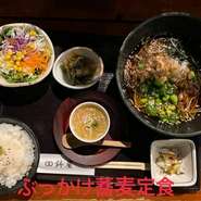 季節のぶっかけそばのセットです季節はにあわせたおいしいおそばを
お腹いっぱい食べてください！