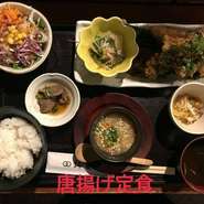 鉢屋のこだわり唐揚げを３種類（おろしポン酢・鶏マヨ・南蛮）の味より選べます。

セットメニュー
サラダ・小鉢２種・茶碗蒸し・香の物・コシヒカリ・赤出汁唐揚（おろしポン酢・マヨ唐揚げ・チキン南蛮）より１種