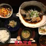 おいしい一匹なりの煮つけです！鉢屋のランチはお昼だからと手を抜くことはありません！とろっと煮詰めたおいしい煮汁をつけて召し上がってください。
※種類は日によってことなるためスタッフにお尋ねください！