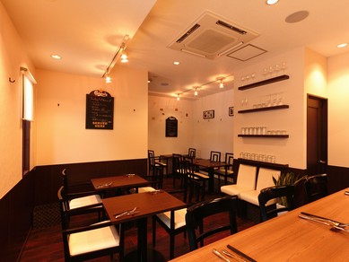 モダンカラーを基調とした店内