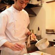 横浜市場より、可能な限り自分の目で選んで仕入れた新鮮な魚介やお肉などを使っています。その素材がもつ美味しさを引き出し、引き立てるような調理にこだわったフレンチをお気軽にどうぞ。