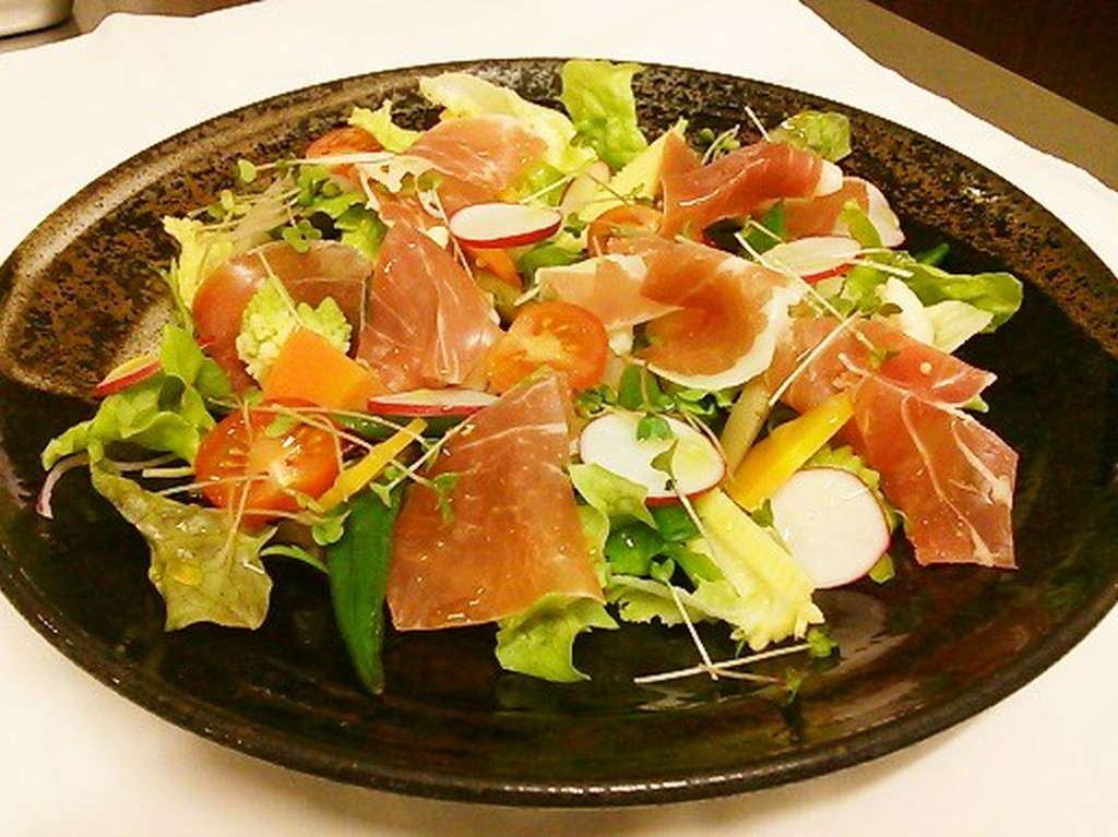 バイヨンヌの生ハムサラダ