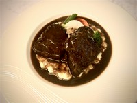 上質な和牛のホホ肉をたっぷりの赤ワインで、低温で長時間かけて煮込んでます。トータルで5日かけて仕込んでいるシェフのスペシャリテです。(現在ホホ肉の入荷が無いためテールでお作りしております)