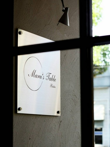 入口にある店のロゴプレート