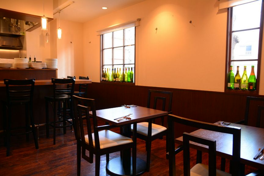 モダンカラーを基調とした店内