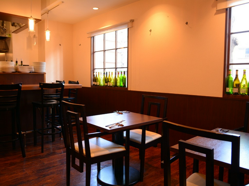 モダンカラーを基調とした店内