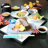 長月～霜月の旬の食材を使った季節御膳です。
秋鮭ときのこの朴葉焼や県産きのこの天ぷらなどをご賞味ください。
