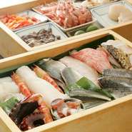 【すし処　椛】で提供される料理に用いられる鮮魚は天然物ばかり。養殖魚に特有の臭みや、過剰な脂のしつこさがなく、しっかりとした食感とほのかな甘みをもった魚本来の味わいが楽しめます。
