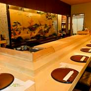 築地から仕入れられた旬の新鮮な魚を『握り』～『煮付け』までご堪能いただけ、店内は京都（高雄）の高雄観楓図屏風絵（模写絵とはいえど見事な漆絵）が飾られており、食・空間ともにご満足いただけます。