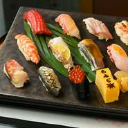 同じ魚を使っても切り方や握り方で、味に大差が出る鮨において、そのきめ細やかな職人技で鮮魚本来の味を引き出す【すし処　椛】の『握り』。まずは、一貫、お好きなネタを頼んでみて下さい。違いが分かるはずです。