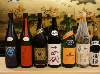 【すし処　椛】】の料理の脇を固める日本酒も充実の品ぞろえ