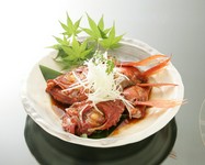 お刺身などでご提供させていただく、新鮮な旬魚を贅沢に煮つけております。
（※季節や仕入れの状況により素材が変わります。）