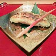 純米大吟醸の酒粕と生米麹、生塩麹などの材料を絶妙なバランスで西京味噌と合わせた自家製≪粕麹西京味噌≫。他では味わえない西京焼きを是非一度、ご賞味下さいませ。