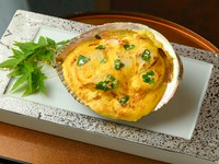 煮アワビ、帆立、旬の貝類を特製なたねソースで焼き上げた和風なグラタン（貝焼き）。

火を通しすぎず絶妙な火加減にて仕立てた帆立などはお刺身で食するのとはまた違った風味や甘味をご堪能いただけます。