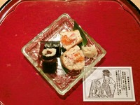 絶妙な歯ごたえを残し、丁寧に煮つけた干瓢と材料にこだわって作られた極上の肉厚油揚げを丹精込めてじっくり煮あげ、桜風味の「おあげ」にしました。江戸前のすし屋としては徹底して「こだわりたい逸品」です。 