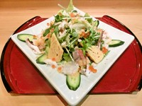 魚貝類をちりばめた海鮮サラダになります。
ドレッシングにこだわり≪自家製！！≫
数種類の野菜・果物などに寿司屋ならではの「わさび」を隠し味に使った野菜ドレッシングになります。 