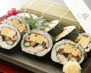  蒸しあわび・車えび・煮穴子・いくら・玉子・しいたけ、干瓢、等々。。。全１０種類の具が贅沢に巻かれた≪ 特製 太巻き ≫です。
具材の味付けは自店で行っており「すし処 椛」の味・心をお持ち帰りいただけます。