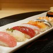 お薦め握りで旬魚を愉しむ！！「楓（かえで） コース通常価格8,800円→5,670円」
・握り（8貫+自家製玉子）・みそ汁・漬物
※その日の仕入れ状況によりお断りをさせて頂く場合がございます。ご了承ください。