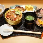 旬の魚を自家製醤油にサッとくぐらせたバラちらしになります。シャリに混ぜ込んだ干瓢（かんぴょう）・しいたけ・ガリも自家製ですのでシャリとの絶妙なバランスをご堪能くださいませ。