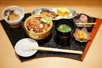 旬の魚を自家製醤油にサッとくぐらせたバラちらしになります。シャリに混ぜ込んだ干瓢（かんぴょう）・しいたけ・ガリも自家製ですのでシャリとの絶妙なバランスをご堪能くださいませ。