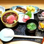 本マグロを贅沢に盛り込んだまぐろちらしになります。まぐろ本来の味をご堪能ください。（※小丼のシャリは軽めにしておりますので「おかわり」してください。）※通常価格2,640円（税込）→期間限定1,980円（税込）