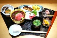 本マグロを贅沢に盛り込んだまぐろちらしになります。まぐろ本来の味をご堪能ください。（※小丼のシャリは軽めにしておりますので「おかわり」してください。）※通常価格2,640円（税込）→期間限定1,980円（税込）