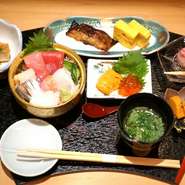 まぐろ・うに・いくら・旬魚などを豪快に盛り込んだ海鮮ちらしになります。旬魚はもちろん、自家製の玉子焼も是非、食べて頂きたい逸品です。（※小丼のシャリは軽めにしておりますので「おかわり」してください。）