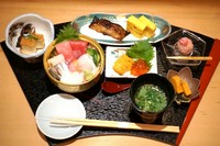 まぐろ・うに・いくら・旬魚などを豪快に盛り込んだ海鮮ちらしになります。旬魚はもちろん、自家製の玉子焼も是非、食べて頂きたい逸品です。（※小丼のシャリは軽めにしておりますので「おかわり」してください。）