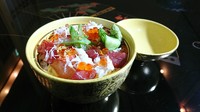 本マグロをはじめ、旬の魚を自家製のヅケダレに軽く漬け込み、更にカニ、いくらなど数種類の具材を絶妙なバランスでまとめあげたお品になります。彩りも華やかで、目も舌も満足できる優雅な逸品をお愉しみ下さい。