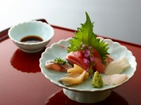 築地（豊洲）を中心に、その日に仕入れた、店主の自慢の鮮魚6品ほどを贅沢に盛り合わせた逸品。