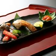 お客様の好みなどに応じてつくる、酒のアテに最適な盛り合わせ。　※画像は「焼き魚（のど黒）」など