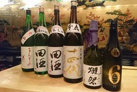 『田酒』、『出羽桜』など東北の名酒を中心に、全国各地から料理との相性が抜群の日本酒を揃えています。
